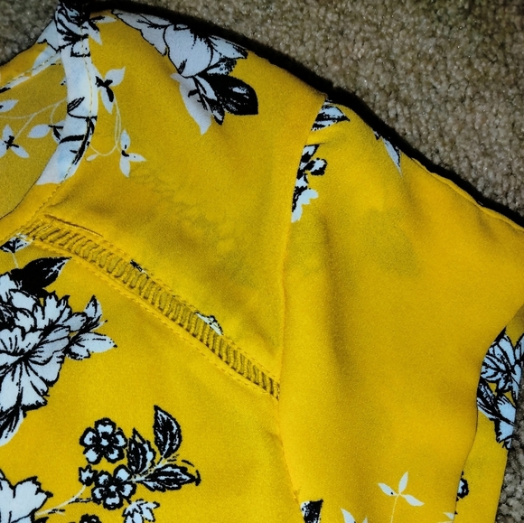 Lily White (Size M) Yellow Floral Print Button Keyhole Blouse - Picture 4 of 8